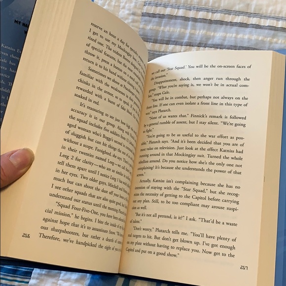 Mocking Jay book by Suzanne Collins -Hunger Games - Picture 4 of 4